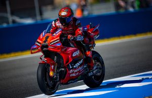 「オートスポーツweb」掲載/バニャイアが今季初の初日トップ。「異なる作戦」で表彰台を阻んだ問題解決に取り組む/第4戦スペインGP初日