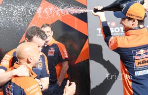 「オートスポーツweb」掲載/スプリントで15名ものライダーが転倒した理由は? そしてダニ・ペドロサが“一人で”受け取ったブロンズ・メダル/MotoGP第4戦スペインGP