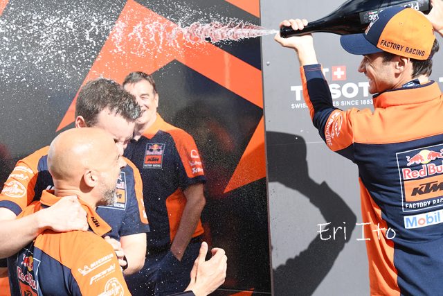 プリントで15名ものライダーが転倒した理由は? そしてダニ・ペドロサが“一人で”受け取ったブロンズ・メダル/MotoGP第4戦スペインGP