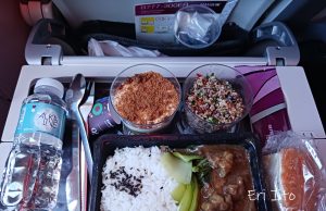 「バイクのニュース」掲載/ご飯が沁みた! 日本へ向かうフライトの機内食に、心中ガッツポーズ