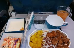 「バイクのニュース」掲載/「まさかこの匂いは……」機内に漂う予想外の“ネタバレ” スリランカ航空「機内食」レポート