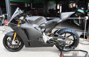 「バイクのニュース」掲載/【インタビュー】MotoEマシン、ドゥカティ「V21L」に備わる独自の電気ブレーキと冷却システムとは