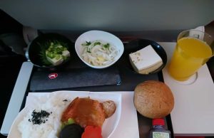 「バイクのニュース」掲載/今こそ言いたい……「炭水化物、多すぎない!?」 MotoGPスペインGPへの道中で浮上した機内食のナゾ