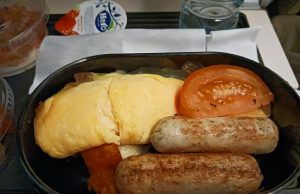 「バイクのニュース」」掲載/「う、うまい!!」 寝ぼけまなこも覚醒の「オムレツ機内食」