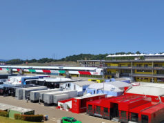 ギャラリー&ノート:MotoGP第9戦イタリアGP|パドックの遠くに山が見えるムジェロ。ライダーの表情と情熱的ファン