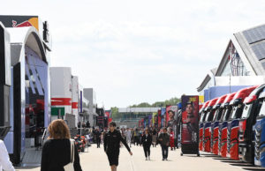 「モーターファンバイクス」掲載/MotoGPイギリスGP開催地、シルバーストンのパドック紹介。移動用電動スクーターがずらり