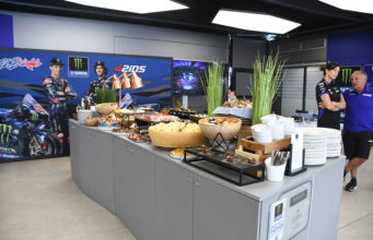 MotoGPの“裏側”を訪ねて|ヤマハのホスピタリティ内部へ。クアルタラロはリラックスのために「アイスクリーム」を食べる