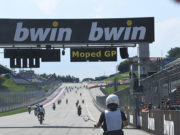 ギャラリー&ノート:オーストリアGP|数百台のモペッドがレッドブル・リンクを走った! “モペッドGP”開催