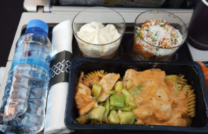「バイクのニュース」」掲載/高度1万mのグルメ!? 予想外の帰国フライトで「機内食」を堪能 緑茶で胸に去来した後悔と安堵とは