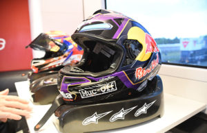 「バイクのニュース」」掲載/アルパインスターズのMotoGPヘルメット・レーシングサービス担当者に聞く 現場で行なわれていることとは?